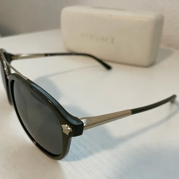 Green Versace sunglasses - Picture 5 of 5